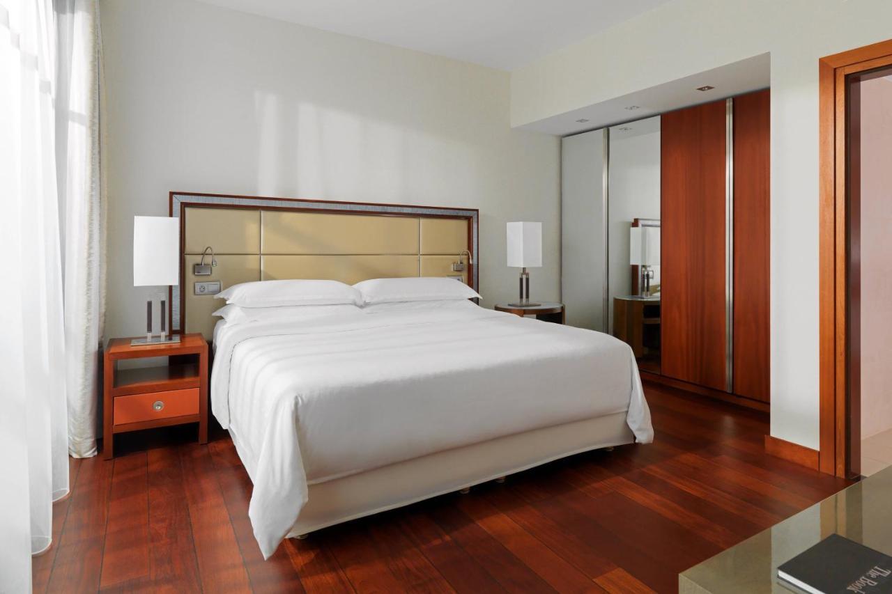 Sheraton Sopot Hotel Kültér fotó A bedroom at the Mandarin Oriental, Munich