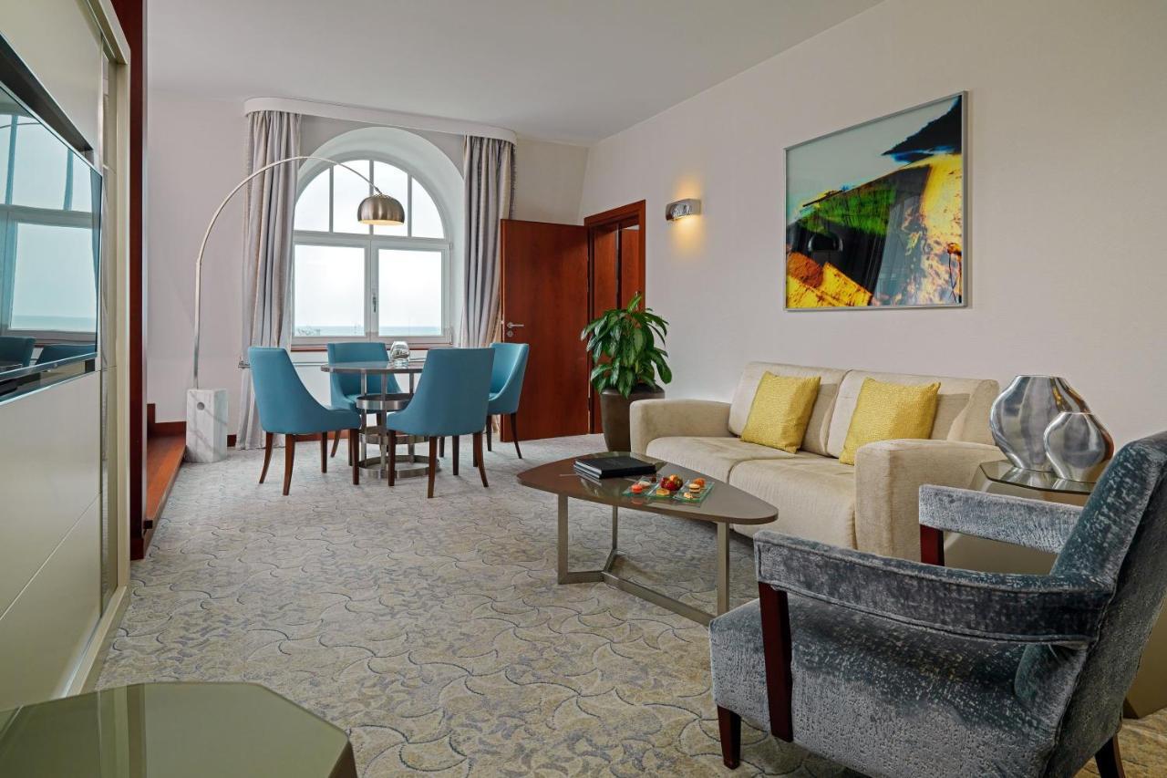 Sheraton Sopot Hotel Kültér fotó A living room in a suite at the hotel