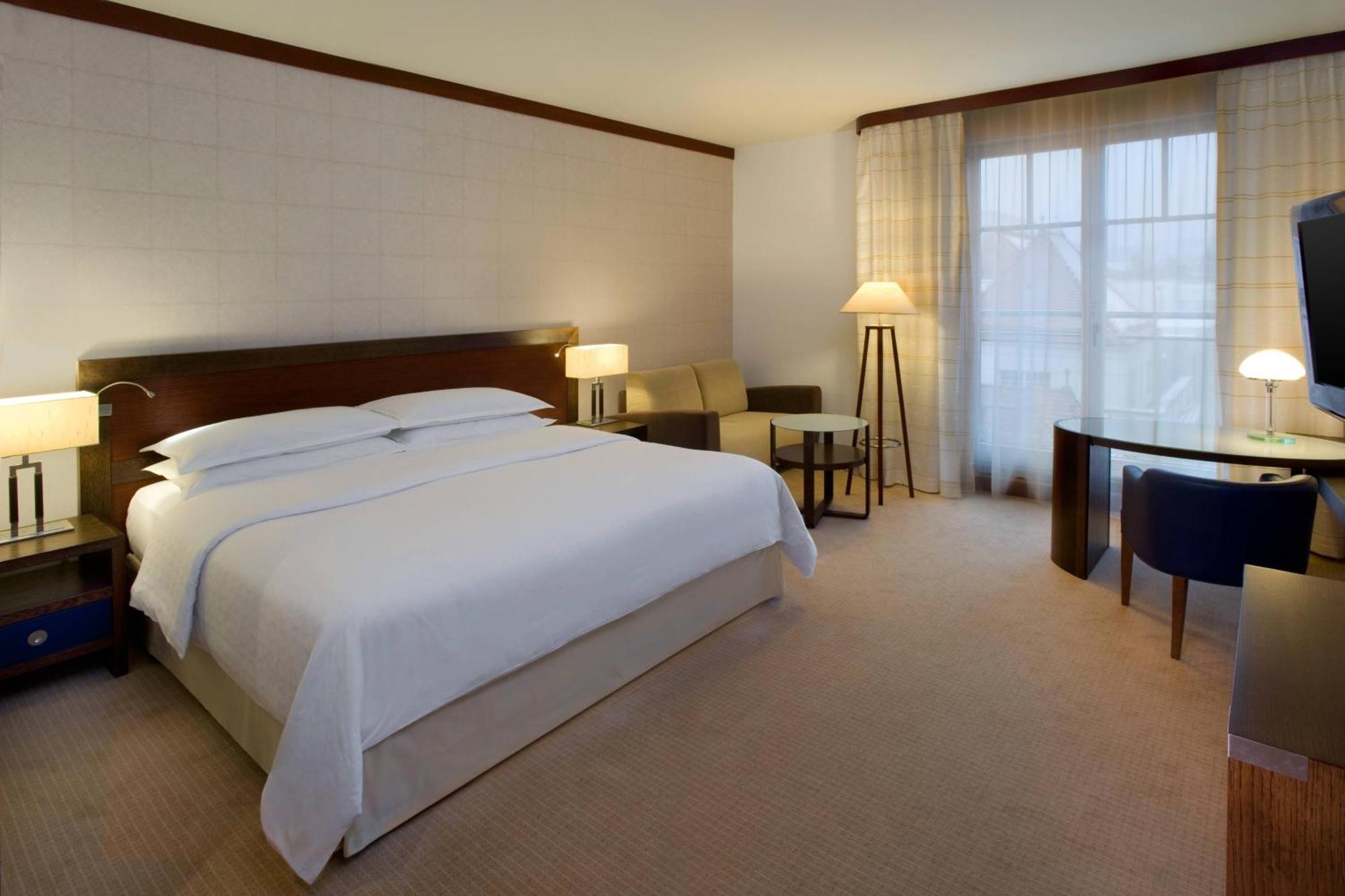 Sheraton Sopot Hotel Kültér fotó A guest room at the Four Seasons Hotel, London